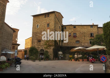 Volpaia, Siena, Italien - 19 September, 2018: Die stadtlandschaft der mittelalterlichen befestigten Dorfes Volpaia in der Gemeinde Radda in Chianti in der Prov Stockfoto