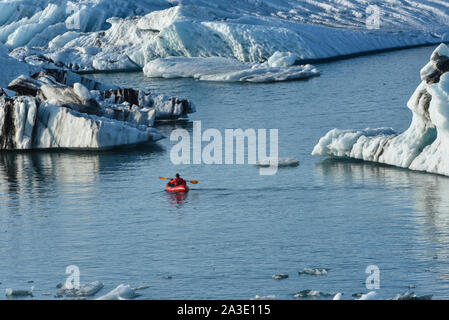 Kajaker in Jokulsarlon unter dem Gletscher Vatnajökull, Island Stockfoto