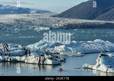 Kajaker in Jokulsarlon unter dem Gletscher Vatnajökull, Island Stockfoto