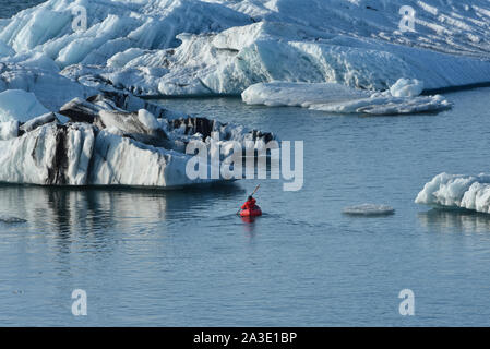 Kajaker in Jokulsarlon unter dem Gletscher Vatnajökull, Island Stockfoto