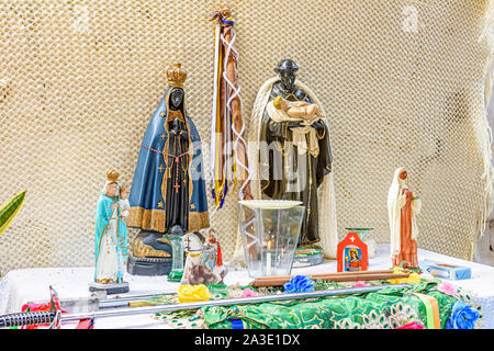 Brasilianischen religiösen Altar mischen Elemente der Umbanda, Candomblé und Katholizismus in der synkretismus in der lokalen Kultur und Religion Stockfoto