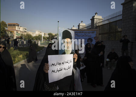 Oktober 7, 2019, Rey, Iran: Iranische Hardliner ein Protest gegen die Genehmigung der Regierung für die weiblichen Fans für die Eingabe der Fußballstadien vor dem iranischen Parlament Gebäude in der Innenstadt von Teheran teilnehmen. Weibliche Fans haben 3.500 Tickets für Iran € ™ s WM-Qualifikationsspiel gegen Kambodscha während der 2022 World Cup am Azadi Stadion am Donnerstag gekauft. Frauen haben effektiv von Stadien, wenn Männer spielen seit kurz nach der Islamischen Revolution von 1979 verboten worden. (Bild: © rouzbeh Fouladi/ZUMA Draht) Stockfoto