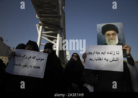 Oktober 7, 2019, Rey, Iran: Iranische Hardliner ein Protest gegen die Genehmigung der Regierung für die weiblichen Fans für die Eingabe der Fußballstadien vor dem iranischen Parlament Gebäude in der Innenstadt von Teheran teilnehmen. Weibliche Fans haben 3.500 Tickets für Iran € ™ s WM-Qualifikationsspiel gegen Kambodscha während der 2022 World Cup am Azadi Stadion am Donnerstag gekauft. Frauen haben effektiv von Stadien, wenn Männer spielen seit kurz nach der Islamischen Revolution von 1979 verboten worden. (Bild: © rouzbeh Fouladi/ZUMA Draht) Stockfoto