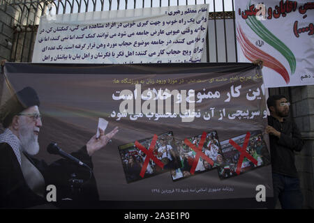 Rey, der Iran. 7 Okt, 2019. Iranische Hardliner besuchen einen Protest gegen die Genehmigung der Regierung für die weiblichen Fans für die Eingabe der Fußballstadien vor dem iranischen Parlament Gebäude in der Innenstadt von Teheran. Weibliche Fans haben 3.500 Tickets für das WM-Qualifikationsspiel gegen Iran Kambodscha während der 2022 World Cup am Azadi Stadion am Donnerstag gekauft. Frauen haben effektiv von Stadien, wenn Männer spielen seit kurz nach der Islamischen Revolution von 1979 verboten worden. Credit: rouzbeh Fouladi/ZUMA Draht/Alamy leben Nachrichten Stockfoto