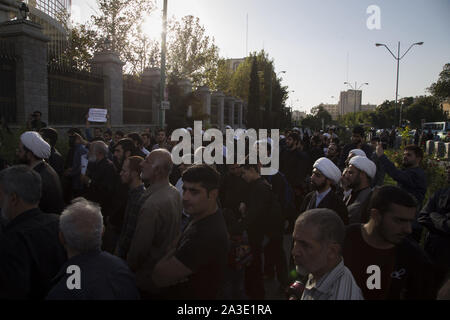 Rey, der Iran. 7 Okt, 2019. Iranische Hardliner besuchen einen Protest gegen die Genehmigung der Regierung für die weiblichen Fans für die Eingabe der Fußballstadien vor dem iranischen Parlament Gebäude in der Innenstadt von Teheran. Weibliche Fans haben 3.500 Tickets für das WM-Qualifikationsspiel gegen Iran Kambodscha während der 2022 World Cup am Azadi Stadion am Donnerstag gekauft. Frauen haben effektiv von Stadien, wenn Männer spielen seit kurz nach der Islamischen Revolution von 1979 verboten worden. Credit: rouzbeh Fouladi/ZUMA Draht/Alamy leben Nachrichten Stockfoto