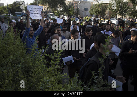 Rey, der Iran. 7 Okt, 2019. Iranische Hardliner besuchen einen Protest gegen die Genehmigung der Regierung für die weiblichen Fans für die Eingabe der Fußballstadien vor dem iranischen Parlament Gebäude in der Innenstadt von Teheran. Weibliche Fans haben 3.500 Tickets für das WM-Qualifikationsspiel gegen Iran Kambodscha während der 2022 World Cup am Azadi Stadion am Donnerstag gekauft. Frauen haben effektiv von Stadien, wenn Männer spielen seit kurz nach der Islamischen Revolution von 1979 verboten worden. Credit: rouzbeh Fouladi/ZUMA Draht/Alamy leben Nachrichten Stockfoto