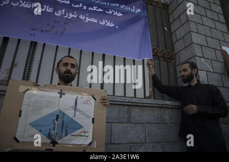 Rey, der Iran. 7 Okt, 2019. Iranische Hardliner besuchen einen Protest gegen die Genehmigung der Regierung für die weiblichen Fans für die Eingabe der Fußballstadien vor dem iranischen Parlament Gebäude in der Innenstadt von Teheran. Weibliche Fans haben 3.500 Tickets für das WM-Qualifikationsspiel gegen Iran Kambodscha während der 2022 World Cup am Azadi Stadion am Donnerstag gekauft. Frauen haben effektiv von Stadien, wenn Männer spielen seit kurz nach der Islamischen Revolution von 1979 verboten worden. Credit: rouzbeh Fouladi/ZUMA Draht/Alamy leben Nachrichten Stockfoto