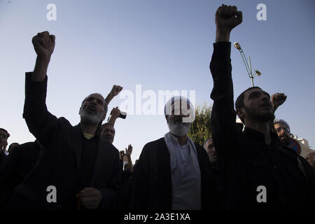 Rey, der Iran. 7 Okt, 2019. Iranische Hardliner besuchen einen Protest gegen die Genehmigung der Regierung für die weiblichen Fans für die Eingabe der Fußballstadien vor dem iranischen Parlament Gebäude in der Innenstadt von Teheran. Weibliche Fans haben 3.500 Tickets für das WM-Qualifikationsspiel gegen Iran Kambodscha während der 2022 World Cup am Azadi Stadion am Donnerstag gekauft. Frauen haben effektiv von Stadien, wenn Männer spielen seit kurz nach der Islamischen Revolution von 1979 verboten worden. Credit: rouzbeh Fouladi/ZUMA Draht/Alamy leben Nachrichten Stockfoto