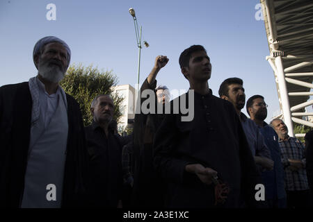 Rey, der Iran. 7 Okt, 2019. Iranische Hardliner besuchen einen Protest gegen die Genehmigung der Regierung für die weiblichen Fans für die Eingabe der Fußballstadien vor dem iranischen Parlament Gebäude in der Innenstadt von Teheran. Weibliche Fans haben 3.500 Tickets für das WM-Qualifikationsspiel gegen Iran Kambodscha während der 2022 World Cup am Azadi Stadion am Donnerstag gekauft. Frauen haben effektiv von Stadien, wenn Männer spielen seit kurz nach der Islamischen Revolution von 1979 verboten worden. Credit: rouzbeh Fouladi/ZUMA Draht/Alamy leben Nachrichten Stockfoto