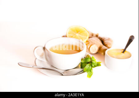 Tasse frischen Ingwer Tee mit Honig, Minze und Ingwer Wurzel auf weißem Hintergrund. Alternative natürliche Medizin Konzept. Platz kopieren Stockfoto