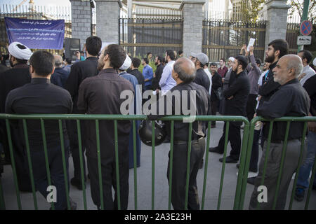 Rey, der Iran. 7 Okt, 2019. Iranische Hardliner besuchen einen Protest gegen die Genehmigung der Regierung für die weiblichen Fans für die Eingabe der Fußballstadien vor dem iranischen Parlament Gebäude in der Innenstadt von Teheran. Weibliche Fans haben 3.500 Tickets für das WM-Qualifikationsspiel gegen Iran Kambodscha während der 2022 World Cup am Azadi Stadion am Donnerstag gekauft. Frauen haben effektiv von Stadien, wenn Männer spielen seit kurz nach der Islamischen Revolution von 1979 verboten worden. Credit: rouzbeh Fouladi/ZUMA Draht/Alamy leben Nachrichten Stockfoto