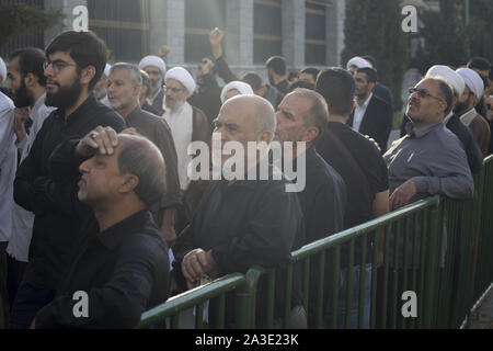 Rey, der Iran. 7 Okt, 2019. Iranische Hardliner besuchen einen Protest gegen die Genehmigung der Regierung für die weiblichen Fans für die Eingabe der Fußballstadien vor dem iranischen Parlament Gebäude in der Innenstadt von Teheran. Weibliche Fans haben 3.500 Tickets für das WM-Qualifikationsspiel gegen Iran Kambodscha während der 2022 World Cup am Azadi Stadion am Donnerstag gekauft. Frauen haben effektiv von Stadien, wenn Männer spielen seit kurz nach der Islamischen Revolution von 1979 verboten worden. Credit: rouzbeh Fouladi/ZUMA Draht/Alamy leben Nachrichten Stockfoto