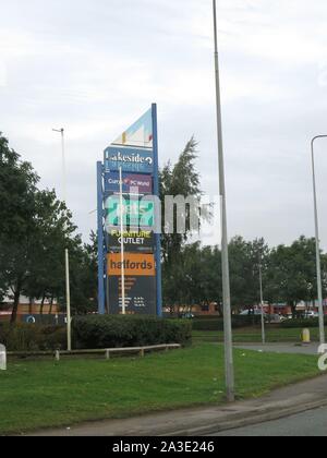 Werbung Sign die typischen Geschäften an einem Englischen out-of-town Retail Park: Haustiere zu Hause, Halfords, Currys, Möbel Outlet Stockfoto