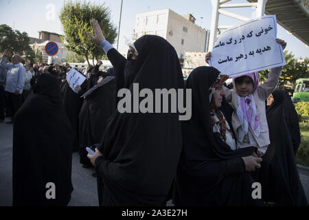 Rey, der Iran. 7 Okt, 2019. Iranische Hardliner besuchen einen Protest gegen die Genehmigung der Regierung für die weiblichen Fans für die Eingabe der Fußballstadien vor dem iranischen Parlament Gebäude in der Innenstadt von Teheran. Weibliche Fans haben 3.500 Tickets für das WM-Qualifikationsspiel gegen Iran Kambodscha während der 2022 World Cup am Azadi Stadion am Donnerstag gekauft. Frauen haben effektiv von Stadien, wenn Männer spielen seit kurz nach der Islamischen Revolution von 1979 verboten worden. Credit: rouzbeh Fouladi/ZUMA Draht/Alamy leben Nachrichten Stockfoto