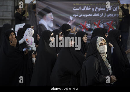 Oktober 7, 2019, Rey, Iran: Iranische Hardliner ein Protest gegen die Genehmigung der Regierung für die weiblichen Fans für die Eingabe der Fußballstadien vor dem iranischen Parlament Gebäude in der Innenstadt von Teheran teilnehmen. Weibliche Fans haben 3.500 Tickets für Iran € ™ s WM-Qualifikationsspiel gegen Kambodscha während der 2022 World Cup am Azadi Stadion am Donnerstag gekauft. Frauen haben effektiv von Stadien, wenn Männer spielen seit kurz nach der Islamischen Revolution von 1979 verboten worden. (Bild: © rouzbeh Fouladi/ZUMA Draht) Stockfoto