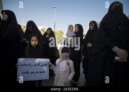 Oktober 7, 2019, Rey, Iran: Iranische Hardliner ein Protest gegen die Genehmigung der Regierung für die weiblichen Fans für die Eingabe der Fußballstadien vor dem iranischen Parlament Gebäude in der Innenstadt von Teheran teilnehmen. Weibliche Fans haben 3.500 Tickets für Iran € ™ s WM-Qualifikationsspiel gegen Kambodscha während der 2022 World Cup am Azadi Stadion am Donnerstag gekauft. Frauen haben effektiv von Stadien, wenn Männer spielen seit kurz nach der Islamischen Revolution von 1979 verboten worden. (Bild: © rouzbeh Fouladi/ZUMA Draht) Stockfoto