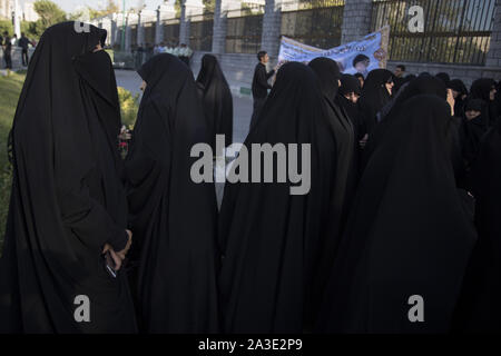 Oktober 7, 2019, Rey, Iran: Iranische Hardliner ein Protest gegen die Genehmigung der Regierung für die weiblichen Fans für die Eingabe der Fußballstadien vor dem iranischen Parlament Gebäude in der Innenstadt von Teheran teilnehmen. Weibliche Fans haben 3.500 Tickets für Iran € ™ s WM-Qualifikationsspiel gegen Kambodscha während der 2022 World Cup am Azadi Stadion am Donnerstag gekauft. Frauen haben effektiv von Stadien, wenn Männer spielen seit kurz nach der Islamischen Revolution von 1979 verboten worden. (Bild: © rouzbeh Fouladi/ZUMA Draht) Stockfoto