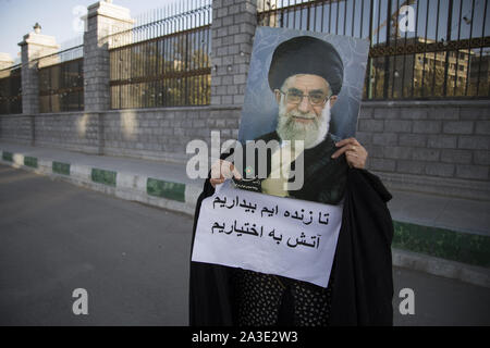 Oktober 7, 2019, Rey, Iran: Iranische Hardliner ein Protest gegen die Genehmigung der Regierung für die weiblichen Fans für die Eingabe der Fußballstadien vor dem iranischen Parlament Gebäude in der Innenstadt von Teheran teilnehmen. Weibliche Fans haben 3.500 Tickets für Iran € ™ s WM-Qualifikationsspiel gegen Kambodscha während der 2022 World Cup am Azadi Stadion am Donnerstag gekauft. Frauen haben effektiv von Stadien, wenn Männer spielen seit kurz nach der Islamischen Revolution von 1979 verboten worden. (Bild: © rouzbeh Fouladi/ZUMA Draht) Stockfoto