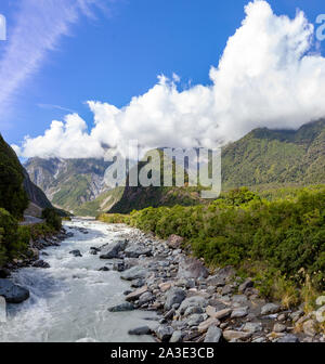 Fluss geschmolzenes Gletscherwasser, Westküste von Neuseeland Stockfoto