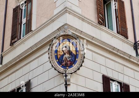 Madonnella, Mosaik der Jungfrau Maria als Beschützerin, Mutter Gottes, an der Ecke eines Gebäudes am Rande der Piazza Campo De Fiori, Rom, Italien. Stockfoto