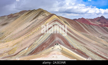 Die natürlichen Farben des Regenbogens Vinicuna 'Berg'. Cordillera Vilcanota, Cusco, Peru Stockfoto