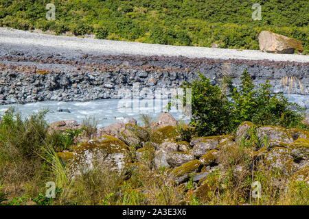 Blick auf den Fluss geschmolzenes Gletscherwasser aus Fox Glacier Stockfoto