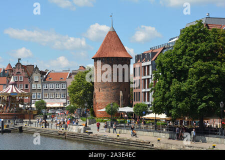 Danzig, Pommern, Polen - 19. Juni 2019: Milchkannen tor Brama Stagiewna am Fluss Mottlau in Danzig - Polen. Stockfoto