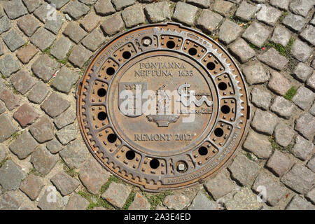 Danzig, Pommern, Polen - 19. Juni 2019: der Mann, der die Bohrung der Abdeckung mit dem Wappen der polnischen Stadt Danzig - Polen. Stockfoto