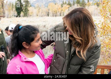 Us-First Lady Melania Trump Chats mit einer Schule Mädchen an der Craig Thomas Discovery Center Karte Zimmer im Grand Teton National Park Oktober 4, 2019 in Elche, Wyoming. Stockfoto