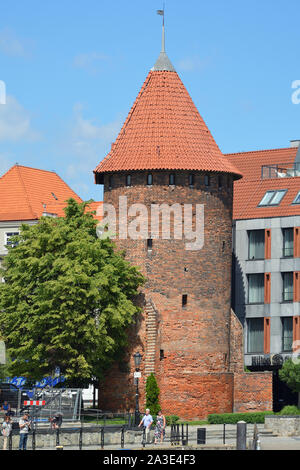 Danzig, Pommern, Polen - 19. Juni 2019: Milchkannen tor Brama Stagiewna am Fluss Mottlau in Danzig - Polen. Stockfoto