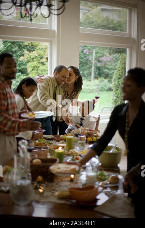 Lächelnd Familie um einen Tisch versammelt. Stockfoto