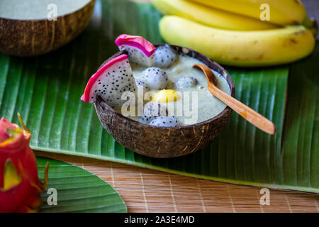 Dragon Fruit Smoothie in Kokosnuss Schale Stockfoto