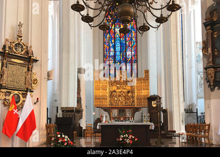 Danzig, Pommern, Polen - 19. Juni 2019: Hl. Birgitta die Kirche Innenraum mit Bernstein altar in Danzig - Polen. Stockfoto