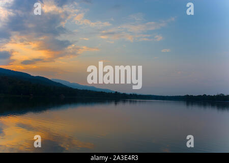 Schönen Sonnenuntergang Himmel mit dramatischen Licht, Dämmerung Himmel Hintergrund mit bunten Himmel. Hochauflösende Bilder Galerie. Stockfoto