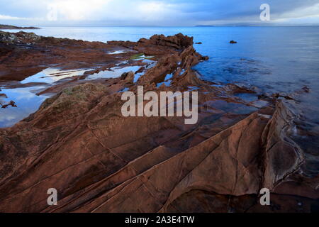 Sandsteinfelsen Muster an der Küste der Isle of Arran, Schottland. Stockfoto