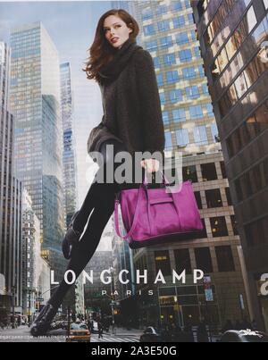 Plakat werbung Longchamp Fashion House mit Coco Rocha in Papier Magazin von 2013 Jahr, Werbung, kreative Longchamp Anzeige von 2010 s Stockfoto