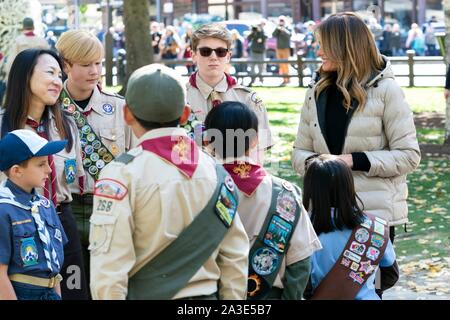 Us-First Lady Melania Trump spricht mit Pfadfindern bei einem Besuch in Jackson Hole, Wyoming der Stadt Square Park Oktober 3, 2019. Stockfoto