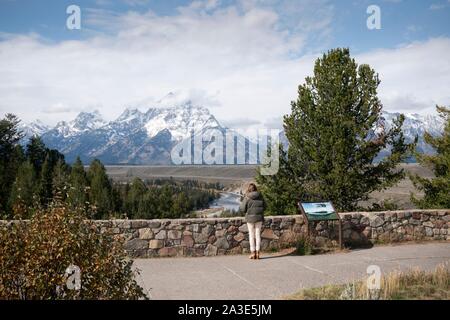 Us-First Lady Melania Trump nimmt im Blick auf den Snake River Blicken in den Grand Teton National Park Oktober 4, 2019 in Elche, Wyoming. Stockfoto