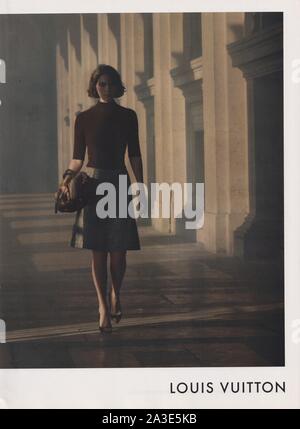 Plakat für die Louis Vuitton Handtasche in einem Papiermagazin aus dem Jahr 2012, Werbung, kreative LV Louis Vuitton Anzeige aus den 2010er Jahren Stockfoto