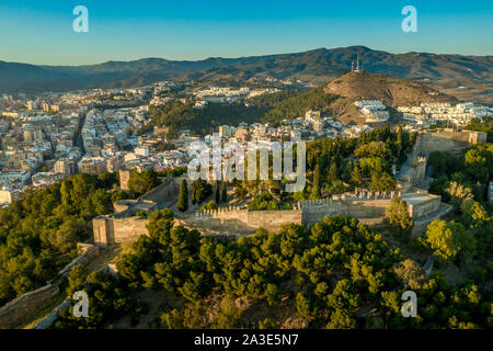 Luftaufnahme der in Malaga Alcazaba und Castillo de Gibralfaro aus der Maurischen Arabische Zeiten im südlichen Spanien Stockfoto