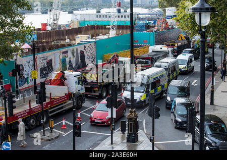 Die Westminster Bridge, London UK. 7. Oktober 2019. Straßen in der Gegend von Westminster wurden heute morgen als Aussterben rebellion Klimawandel Aktivisten auf die Westminster Bridge versammelt erzeugen Verkehrsstörungen auf den größeren Straßen im Bereich blockiert. Celia McMahon/Alamy Leben Nachrichten. Credit: Celia McMahon/Alamy leben Nachrichten Stockfoto