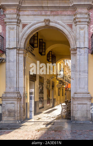 Sonntag morgen Blick auf Malaga Altstadt mit engen Gassen und Bögen im südlichen Spanien Stockfoto