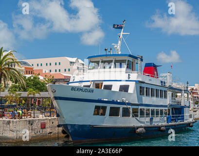 HAMILTON, Bermuda - 12. Juli 2017: Bermuda hat eine Mischung aus Britischen und Amerikanischen Kultur, die in der Hauptstadt gefunden werden kann, Hamilton. Die Royal Naval D Stockfoto