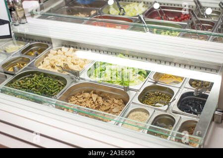 Self-service-Salat Bar in einem großen Store Stockfoto