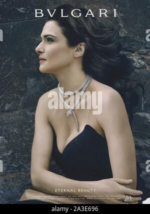 Plakat Werbung BVLGARI Modehaus mit Rachel Weisz in Papier Magazin von 2012 Jahr, Werbung, kreative BVLGARI Anzeige von 2010er Stockfoto
