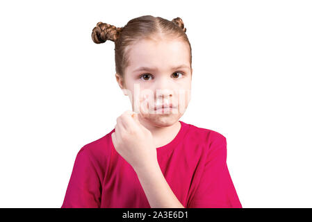 Das Mädchen Tränen aus Klebeband auf den Mund, eingefügt. Auf einem weißen Hintergrund. Stockfoto