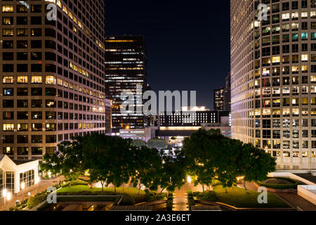 Urbane Stadtbild Szene hohe Gebäude über einem grünen Stadtpark in der Innenstadt von Los Angeles, Kalifornien Stockfoto