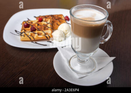 Wiener Waffeln mit Kaffee, Latte auf einer hölzernen Tisch. Stockfoto