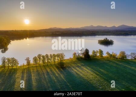 Sonnenaufgang am Staffelsee in der Nähe von Uffing am Staffelsee, Luftaufnahme, Voralpen, Oberbayern, Bayern, Deutschland Stockfoto