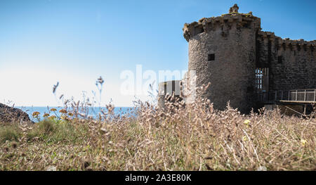 Ruine der alten mittelalterlichen Burg im Süden der Insel von Yeu, Vendee in Frankreich im Sommer Stockfoto